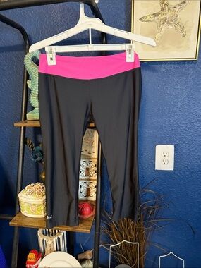 Under Armour womens Black Capri Leggings with Hot Pink Waistband